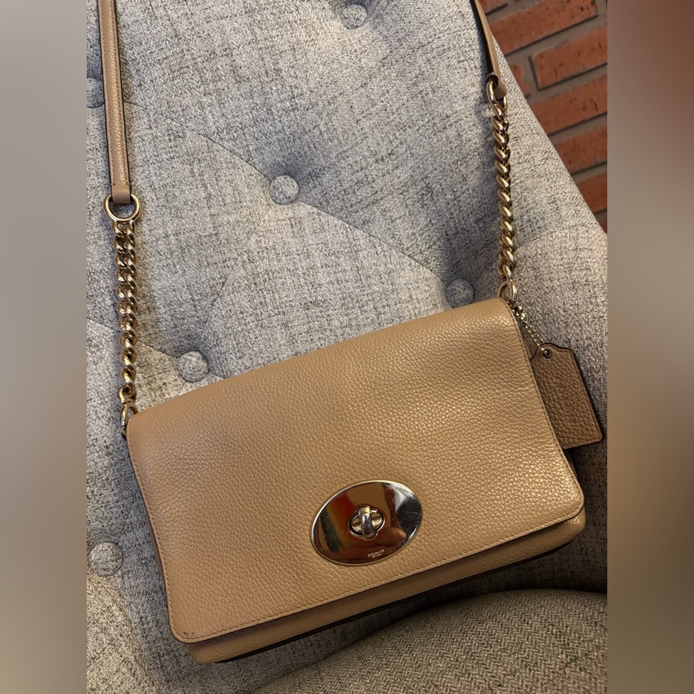 Coach Tan Crossbody Bag with Gold Hardware 🤩